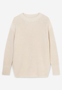 Maglione lavorato a maglia color crema con collo rotondo, maniche ampie e spacchi laterali. La texture è a coste e leggermente morbida.