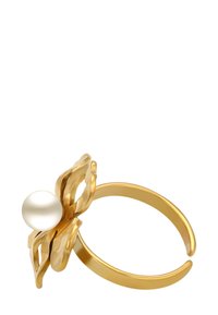 Guldjusterbar ring med et bladformet design, der holder en enkelt rund hvid perle på toppen mod en hvid baggrund.