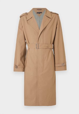 Beige trenchcoat dengan kerah lebar, pinggang berikat, dan manset, epaulet bahu, dan lapisan dalam kotak-kotak abu-abu.