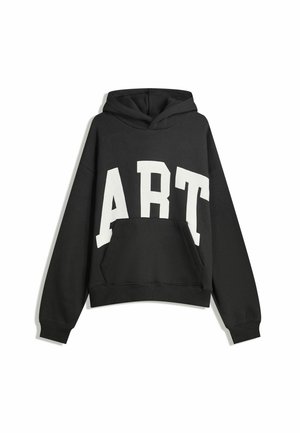 Zwarte hoodie met witte tekst "ART". Beschikt over een voorzak, lange mouwen en een capuchon. Gemaakt van zachte stof met een losse pasvorm.