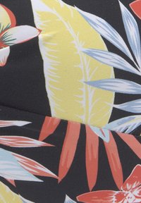 Tessuto con motivo floreale dai colori vivaci, tra cui giallo, rosso e blu su uno sfondo nero; consistenza liscia e forma elastica.