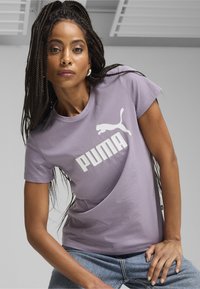 Puma ESSENTIALS LOGO RUNDHALS KURZARM - Camiseta estampada - pale plum