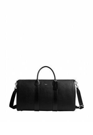 Sac de voyage en cuir noir avec poignées supérieures, bandoulière amovible et petit logo au centre devant avec une étiquette en cuir attachée.