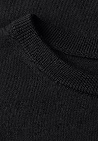Maglione nero a maglia con colletto a girocollo rigato e superficie liscia. Il tessuto appare morbido ed elastico, con cuciture uniformi.