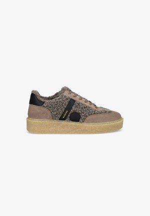 Beige Wildleder und strukturierter grauer Obermaterial-Sneaker mit schwarzen Akzenten, cremefarbener Gummisohle und runder Logodetail. Schnürdesign, lässiger Stil.