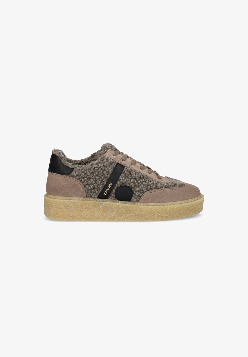 Beige suède en textuur grijze sneaker met zwarte accenten, crèmekleurige rubberen zool en ronde logodetail. Vetersluiting, casual stijl.