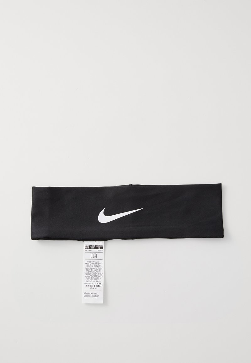 Bandă de cap Nike neagră, fabricată dintr-un material neted, cu un logo alb pe partea din față. Eticheta de îngrijire atașată, cu instrucțiuni de spălare vizibile.