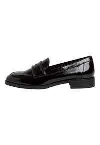 Sorte, skinnende læder penny loafers med lav hæl og moc-toe syninger, set fra siden på hvid baggrund.