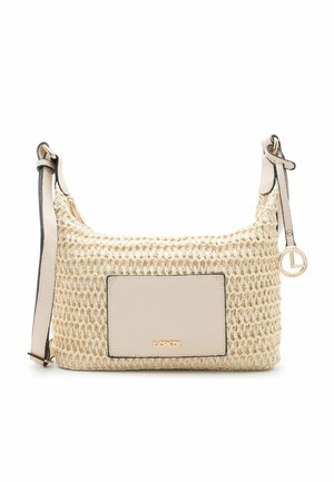 Petit sac bandoulière tissé beige avec bandoulière en cuir ajustable, poche avant en cuir, logo doré et breloque circulaire dorée sur la bandoulière.