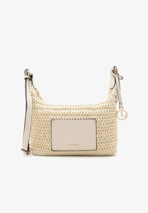 Petit sac bandoulière tissé beige avec bandoulière en cuir ajustable, poche avant en cuir, logo doré et breloque circulaire dorée sur la bandoulière.