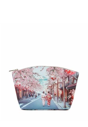 Borsetta per cosmetici con stampa scenica di due persone in kimono che camminano sotto gli alberi di ciliegio in fiore in una strada con lanterne e edifici.