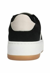 Zwarte suède sneaker met een crèmekleurige leren hielpatch en een witte, gestructureerde rubberen zool. Heeft een ronde neus en een minimalistisch ontwerp.