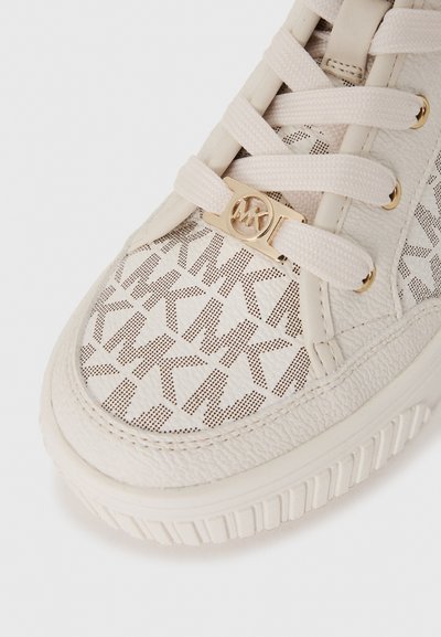 Baskets en cuir blanc avec motif en maille, dotées de lacets ton sur ton, de matériel logo embossé et d'une semelle en caoutchouc texturé.