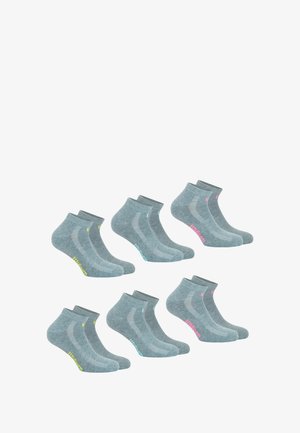 Six paires de chaussettes courtes en gris clair, avec des bords côtelés et des lettres de couleur contrastante en rose, bleu et jaune sur les côtés.