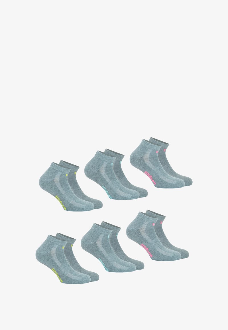 Six paires de chaussettes courtes en gris clair, avec des bords côtelés et des lettres de couleur contrastante en rose, bleu et jaune sur les côtés.