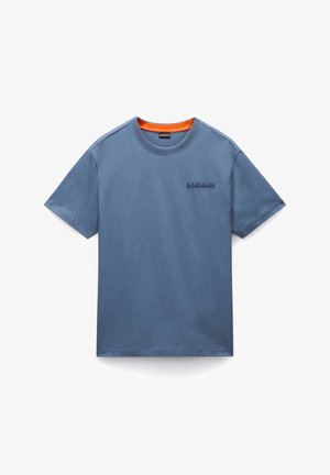Modré bavlněné tričko s kulatým výstřihem, vnitřní límec v oranžové barvě a malé kontrastní logo na hrudi. Krátké rukávy, uvolněný střih.
