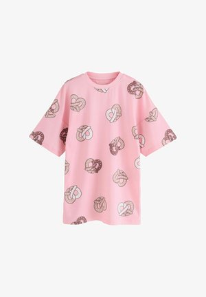 Roosa t-särk, millel on korduv pretzel südame muster erinevates pruuni ja kreemi toonides, ümara kaeluse ning lühikeste varrukatega.