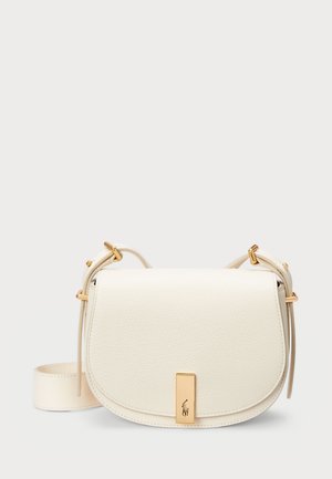 Sac bandoulière en cuir crème avec rabat incurvé, fermoir rectangulaire doré et sangle réglable avec détails de boucle.