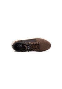 Zapatilla de cuero marrón con un panel de malla oscura, que cuenta con cordones redondos, un collar acolchado y una suela de goma. Diseño minimalista y detalles de costura.