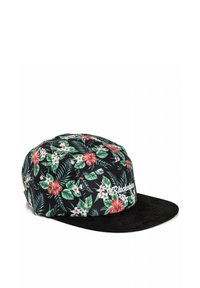 Gorra negra de cinco paneles con visera plana negra, con hojas tropicales verdes y flores rojas y blancas, y bordado blanco "Blacksheep".