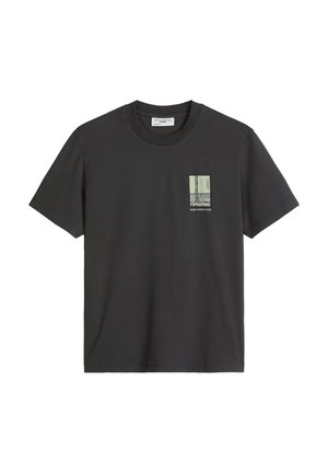 T-shirt noir col rond avec un petit graphique rectangulaire vert et le texte "MOPO SPORTS CLUB" sur le côté gauche de la poitrine.