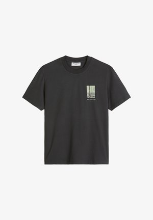 T-shirt noir col rond avec un petit graphique rectangulaire vert et le texte "MOPO SPORTS CLUB" sur le côté gauche de la poitrine.