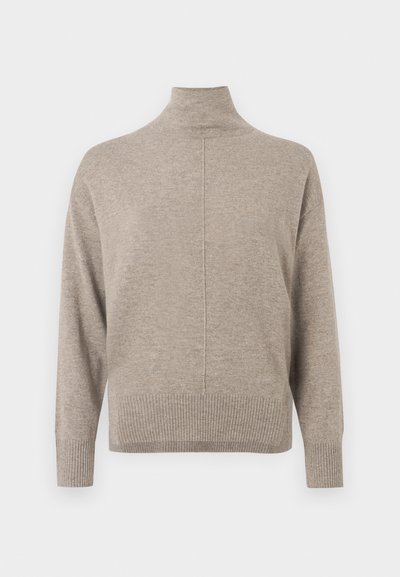 Beżowy sweter z golfem z prążkowanym wykończeniem na dole i mankietach, z delikatną teksturowaną powierzchnią oraz centralnym szwem z tyłu.