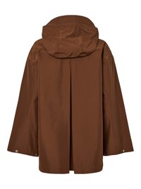 Καφέ αδιάβροχο μπουφάν με κουκούλα, φαρδιά μανίκια και λεπτομέρεια πιέτας στο πίσω μέρος. Λεία υφή, κλείσιμο με κουμπιά τύπου τρουκ στο τελείωμα.