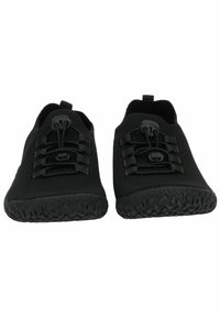 Schwarze, leichte Schuhe mit einem gestrickten Obermaterial, elastischem Schnürsystem und strukturierten Gummisohlen mit einem dreieckigen Muster.