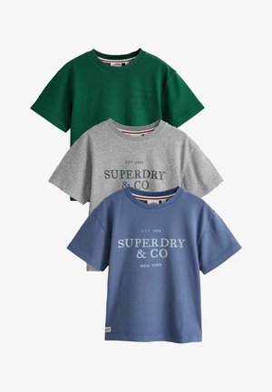 Drei kurzärmlige T-Shirts mit Rundhalsausschnitt in Grün, Grau und Blau, jeweils mit "Superdry & Co" auf der Brust bedruckt.