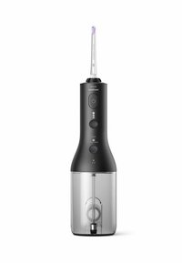 Zwarte waterflosser met een transparant reservoir, gekantelde spuitmond, drie knoppen en indicatorlampjes voor gebruik en reiniging.