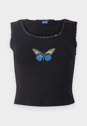 Top cropped nero con bordi scallop, caratterizzato da una grafica di farfalla colorata e la scritta "Hugo" in corsivo. Materiale in cotone liscio.