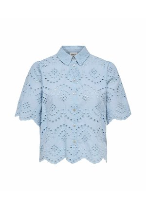 Svetlomodrá krátkym rukávom blúzka na gombíky s čipkovaným vzorom dierok a vlnitým lemom na spodnej hrane a rukávoch.