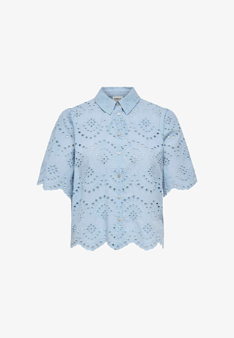 Blouse bleu clair à manches courtes avec des boutons, motif ajouré en dentelle et ourlet ainsi que manches festonnés.