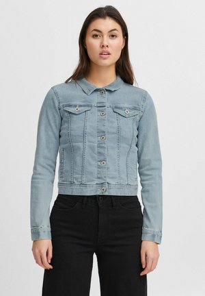 Chaqueta de mezclilla recortada de color azul claro con cierre de botones, bolsillos en el pecho y cuello; presenta una tela de peso medio y una textura deslavada.