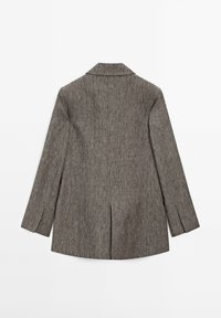 Blazer grigio a maniche lunghe con texture, colletto a punta e spacco dietro, mostrato dal retro su uno sfondo bianco.