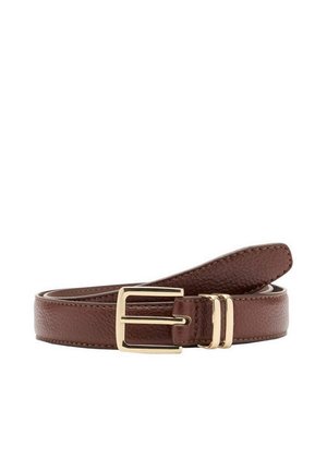Ceinture en cuir marron texturé enroulée avec une boucle rectangulaire dorée et deux passants dorés sur fond blanc.