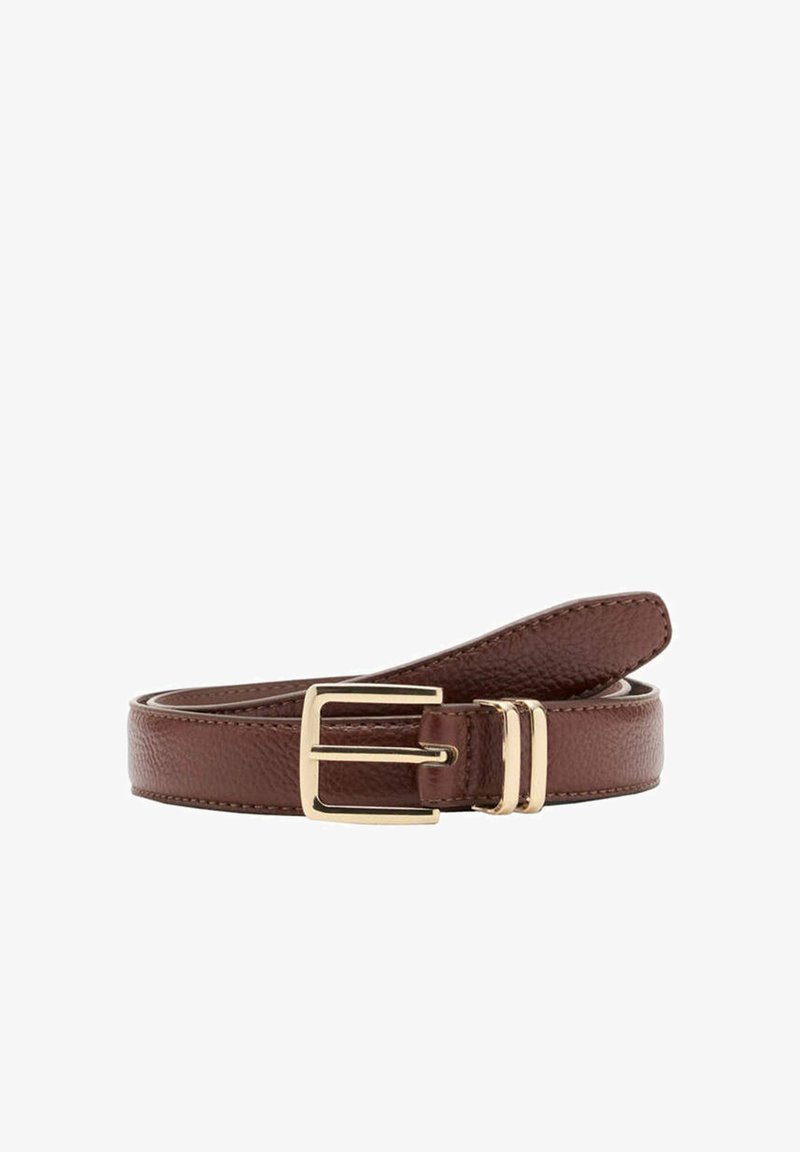 Ceinture en cuir marron texturé enroulée avec une boucle rectangulaire dorée et deux passants dorés sur fond blanc.