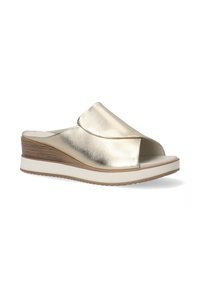 Gouden metallic schuif sandaal met open teen, zachte bovenkant, wiggenhak met houtnerf en witte tussenzool, met gestructureerde rubberen onderzool.