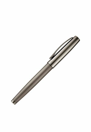 Sidabrinės spalvos metalinis fontanas rašiklis su grioveliais ant korpuso ir spaustuku ant dangtelio, baltame fone.