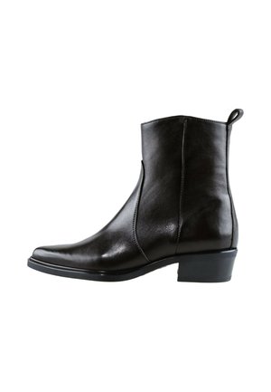 Bottine noire en cuir avec talon bloc bas, bout carré arrondi et languette à l'arrière, vue de côté sur fond blanc.