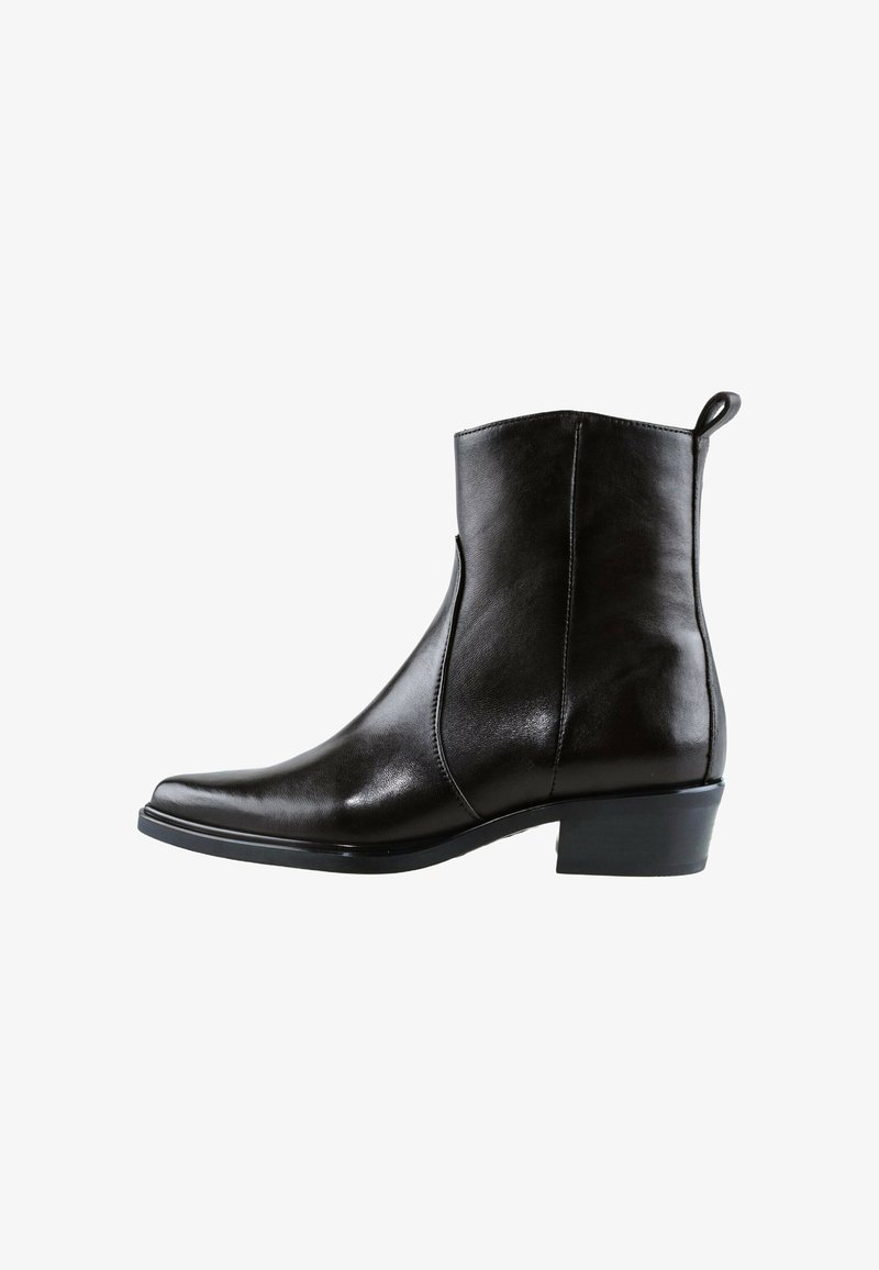 Bottine noire en cuir avec talon bloc bas, bout carré arrondi et languette à l'arrière, vue de côté sur fond blanc.