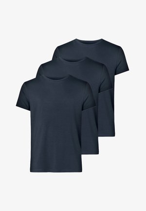 Tre mørkeblå crew-neck t-shirts lavet af blødt stof. Korte ærmer og en lige skæring uden synlige mønstre eller detaljer.