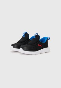 Sorte slip-on sko med en elastisk overdel, blå fôr og hvit såle. Har en rød logo på siden og dragrev for enkel påkledning.