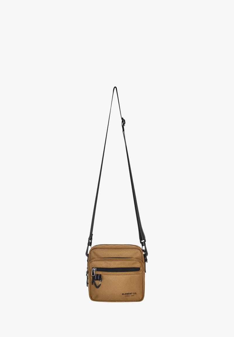 Braune Leinencrossbody-Tasche mit schwarzen Akzenten, verstellbarem Gurt, zwei Reißverschlussfächern und gesticktem Logo auf der Vorderseite.