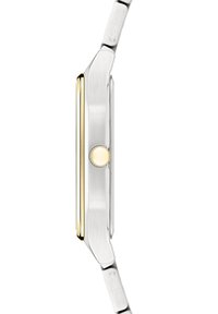 Silberner Metallarmbanduhr mit slim rechteckigem Gehäuse, goldenen Akzenten und einer runden Krone. Das Armband besteht aus verbundenen silbernen Metallsegmenten.