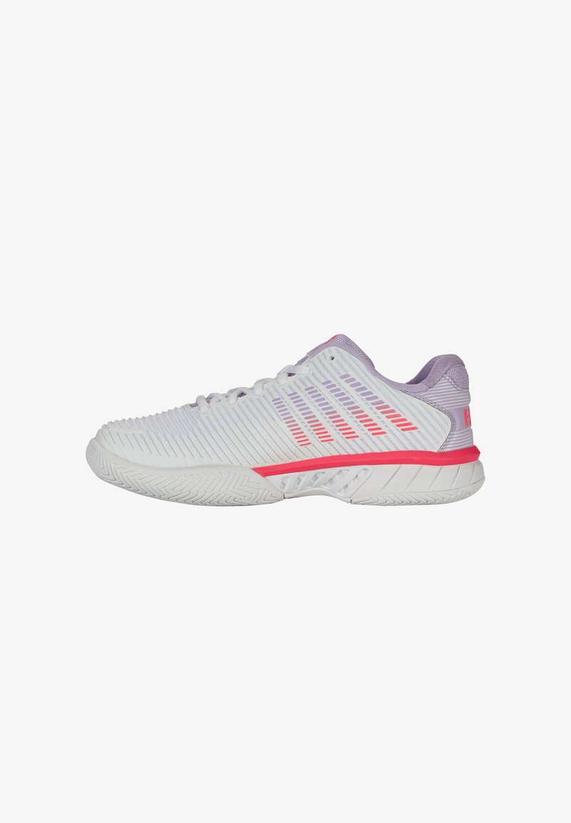 Scarpe da ginnastica bianche con accenti rosa, dotate di una parte superiore testurizzata, strisce diagonali prominenti e una suola con grip progettata per la trazione.