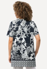Ulla Popken PATCH PRINT SHORT SLEEVE - Tuniek - navy blue