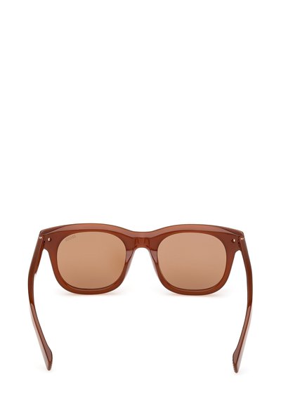 Ruskeat muoviset aurinkolasit neliönmuotoisilla kehyksillä, vaaleanruskeilla linsseillä ja suorilla sankoilla. Sangoissa hieman teksturoitu pinta.