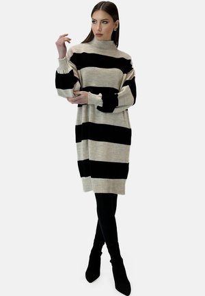 Beige und schwarz gestreiftes Strickkleid mit langen Ärmeln, hohem Halsausschnitt und gerippten Manschetten. Dicke, gestrickte Textur, knielange Ausführung.